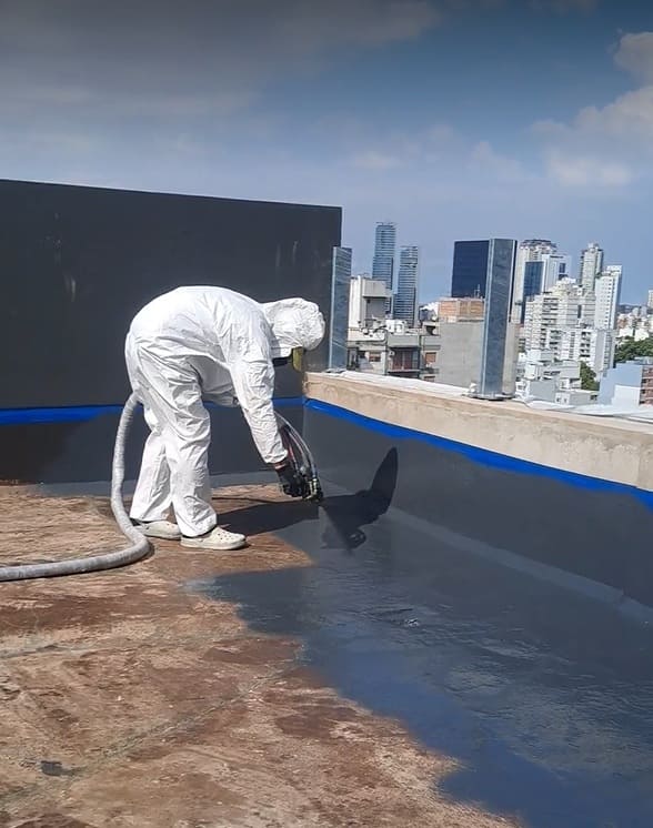 Aplicación profesional de poliurea en caliente para impermeabilización de azotea