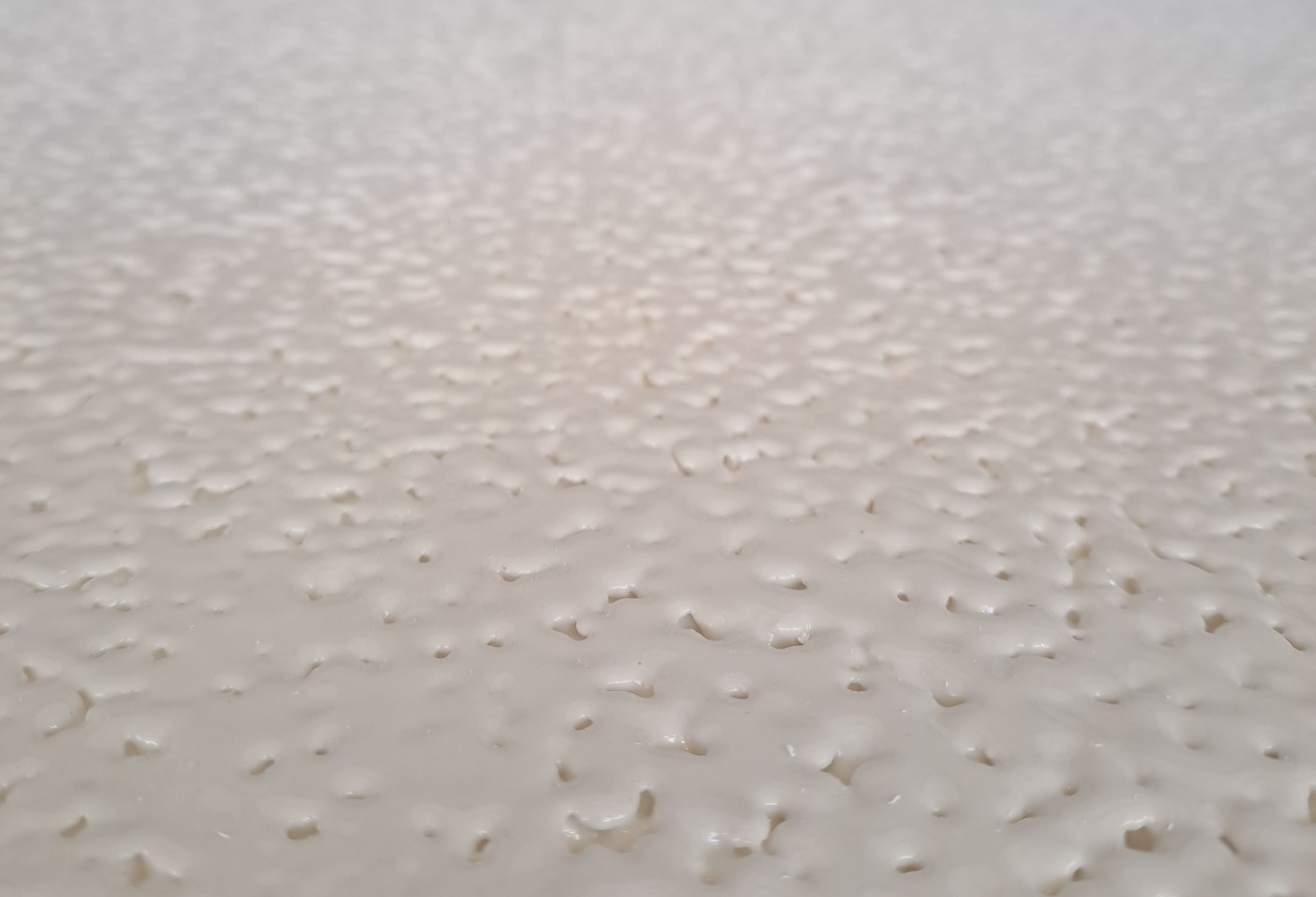 Superficie recubierta con poliurea sobre telgopor para protección impermeable