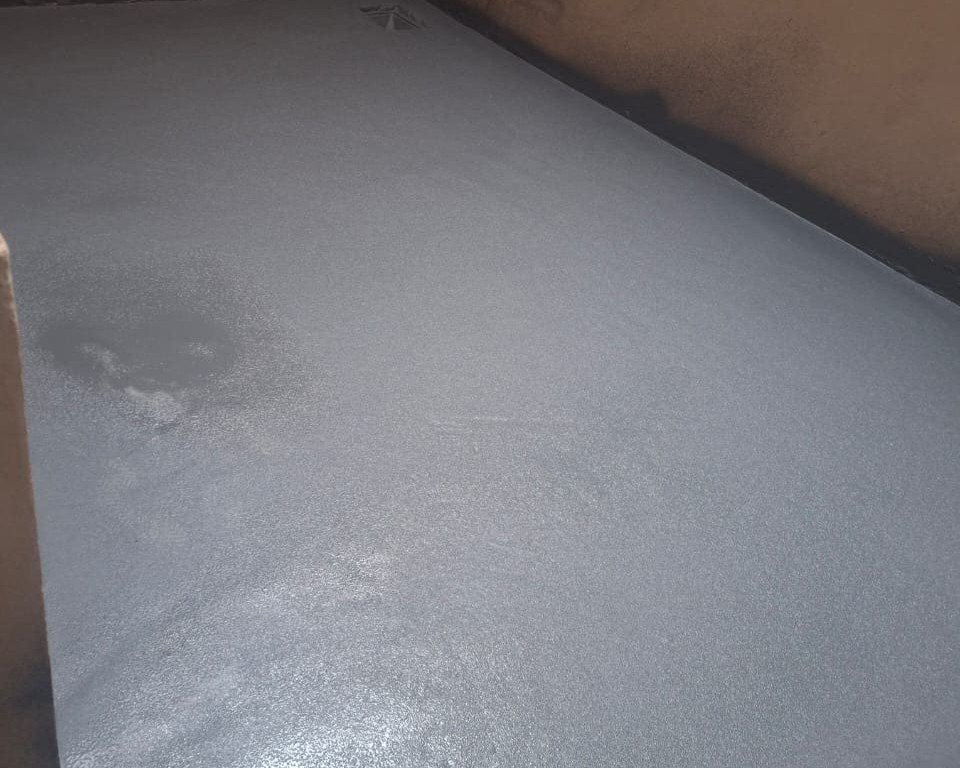 Terraza con recubrimiento de poliurea que forma una superficie continua y resistente al agua