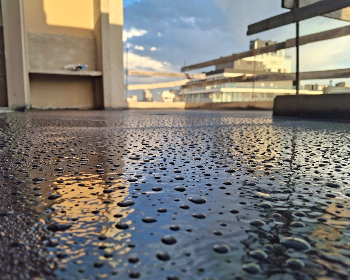 Superficie de terraza impermeabilizada con recubrimiento de poliurea que repele el agua