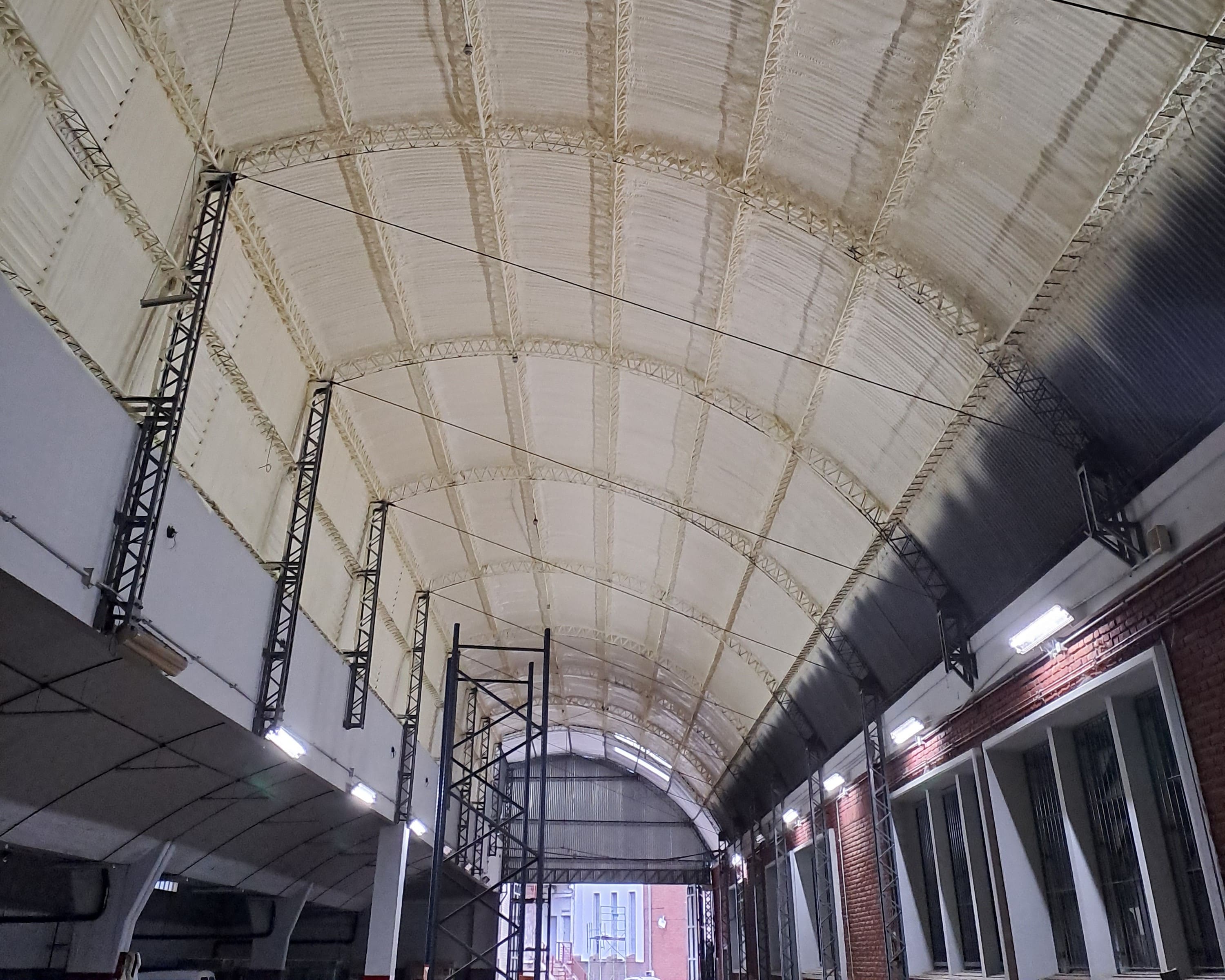 Aplicación de poliuretano expandido en techo industrial para aislamiento térmico