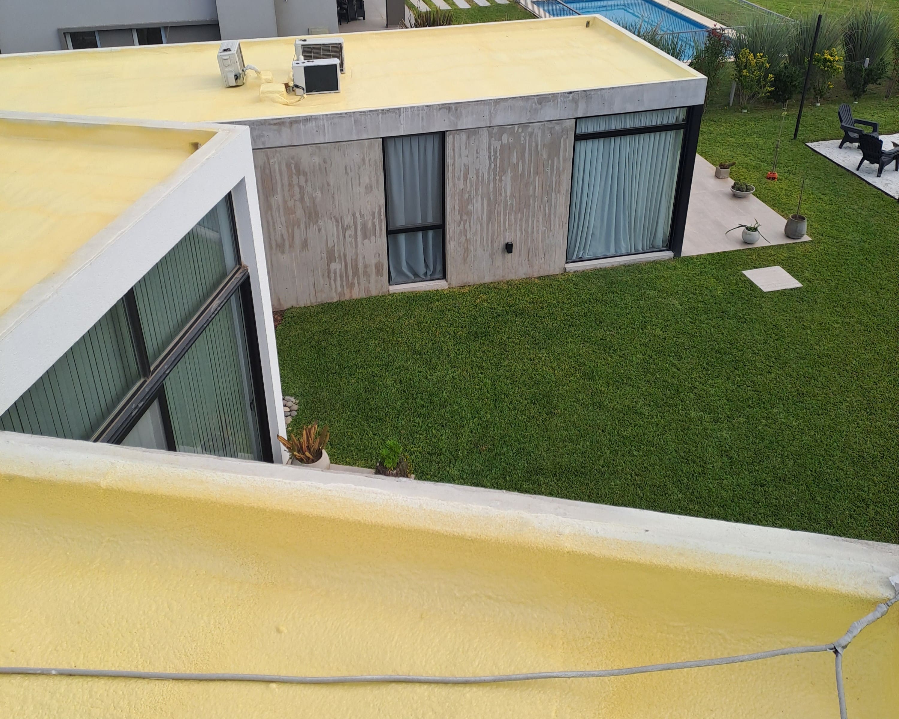 Aplicación de poliuretano expandido en techo plano para aislamiento térmico e impermeabilización