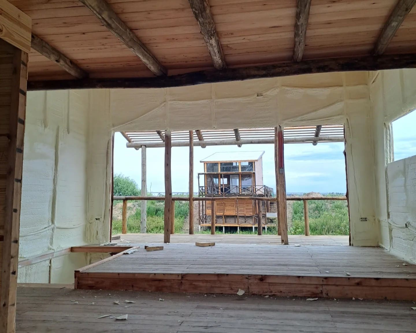 Aplicación de poliuretano expandido en cabaña de madera para aislamiento térmico y acústico