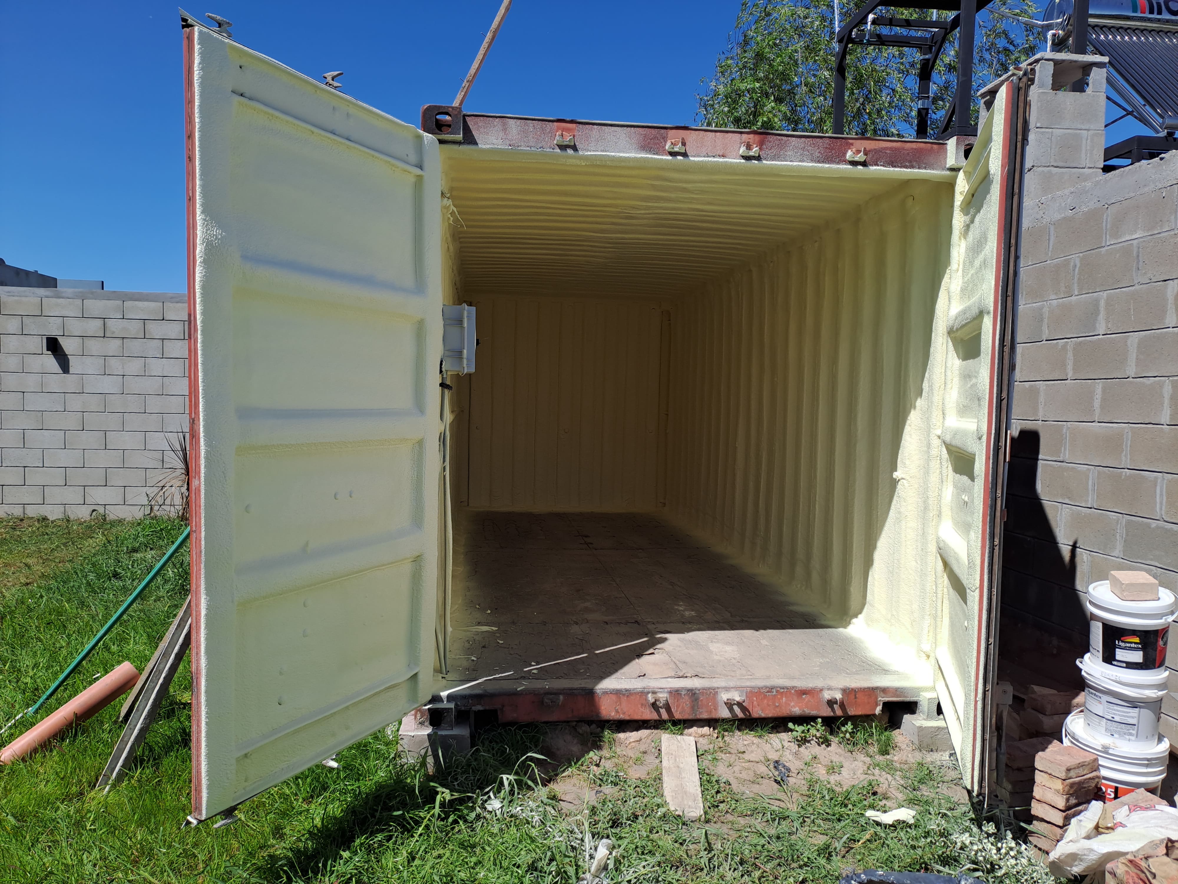 Revestimiento con poliuretano expandido en container marítimo