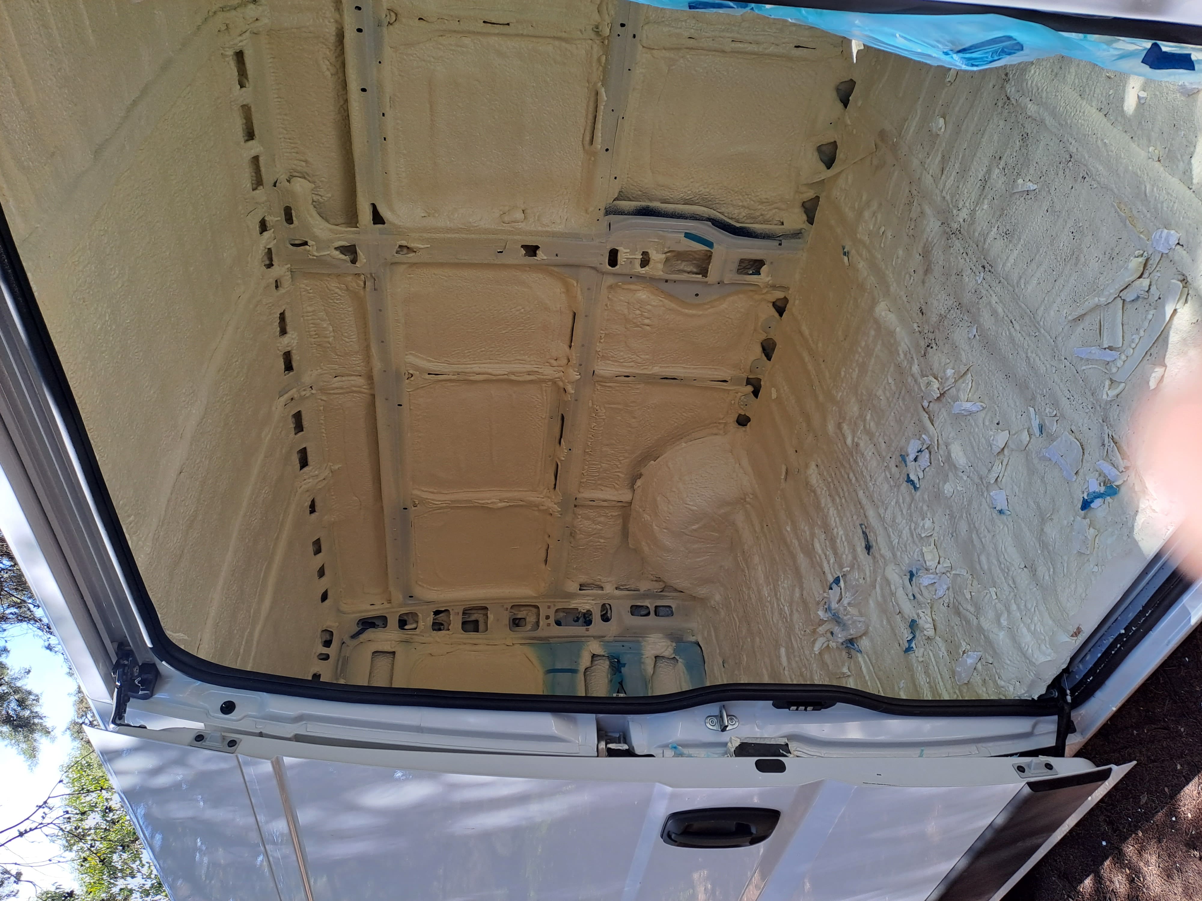 Aplicación de poliuretano expandido en vehículo utilitario para aislamiento